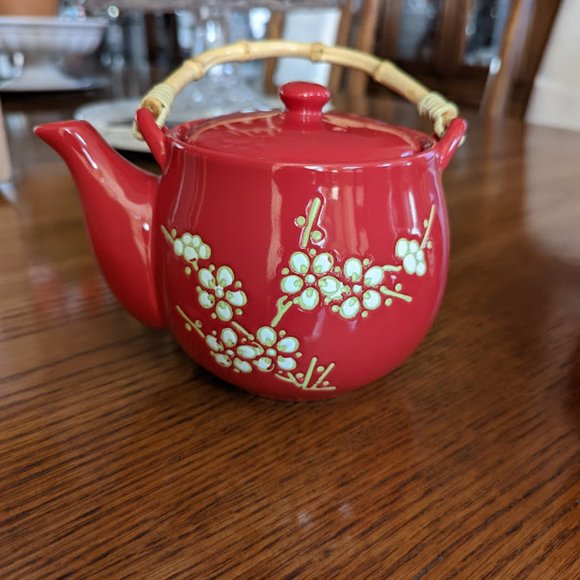 Tea Ceremony - Teapot and Cups - Picture 2 of 3